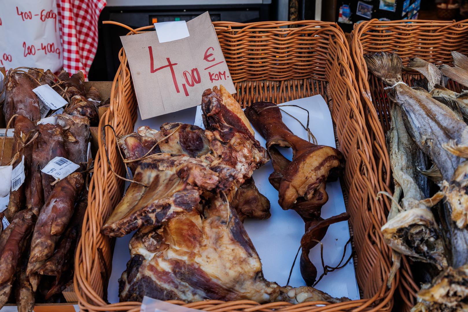  Teletina za pečenje kreće se između 13 i 18 eura. Ništa bolja situacija nije ni s ribom za Badnjak. Cijena šarana je 4,65 eura, soma 8,95 eura, a smuđa čak 15,95 eura po kilogramu. Apsolutni rekorder je sušeni bakalar, neizostavna namirnica za mnoge, čija je cijena u posljednje tri godine skočila s nekadašnjih 250 kuna na više od 70 eura, zbog čega su ga neke tržnice odlučile i ne nabavljati. Čak su i božićna drvca doživjela drastičan rast cijena, s primjercima koji dosežu i do 200 eura.
