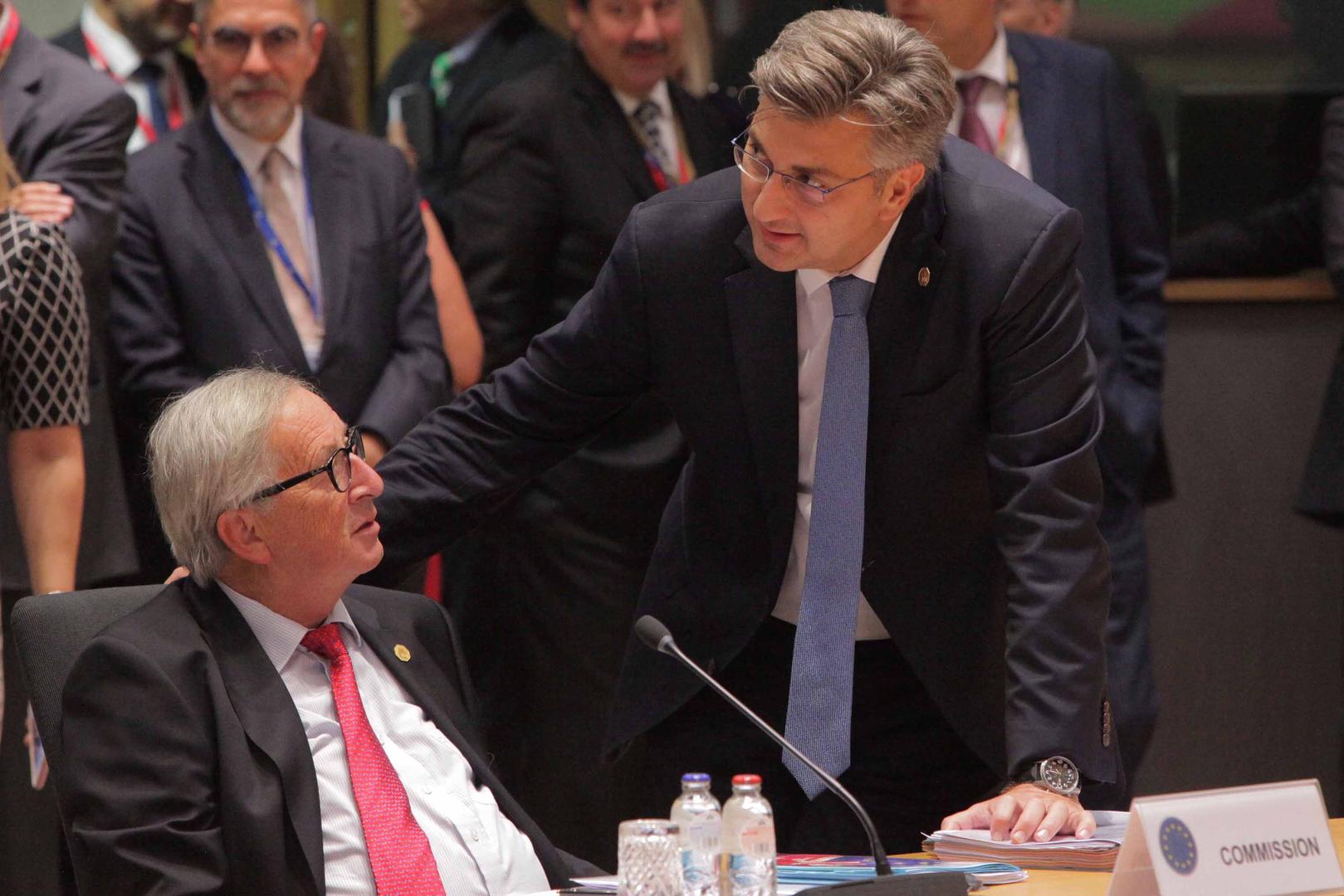Hrvatski premijer Andrej Plenković razgovara s predsjednikom Europske komisije Jean-Claudeom Junckerom na početku sastanka Europskog vijeća u Bruxellesu