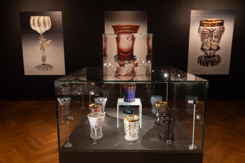 "Sjaj i boja - Oblikovanje stakla u 19. stoljeću – izbor iz Zbirke stakla Muzeja za umjetnost i obrt“