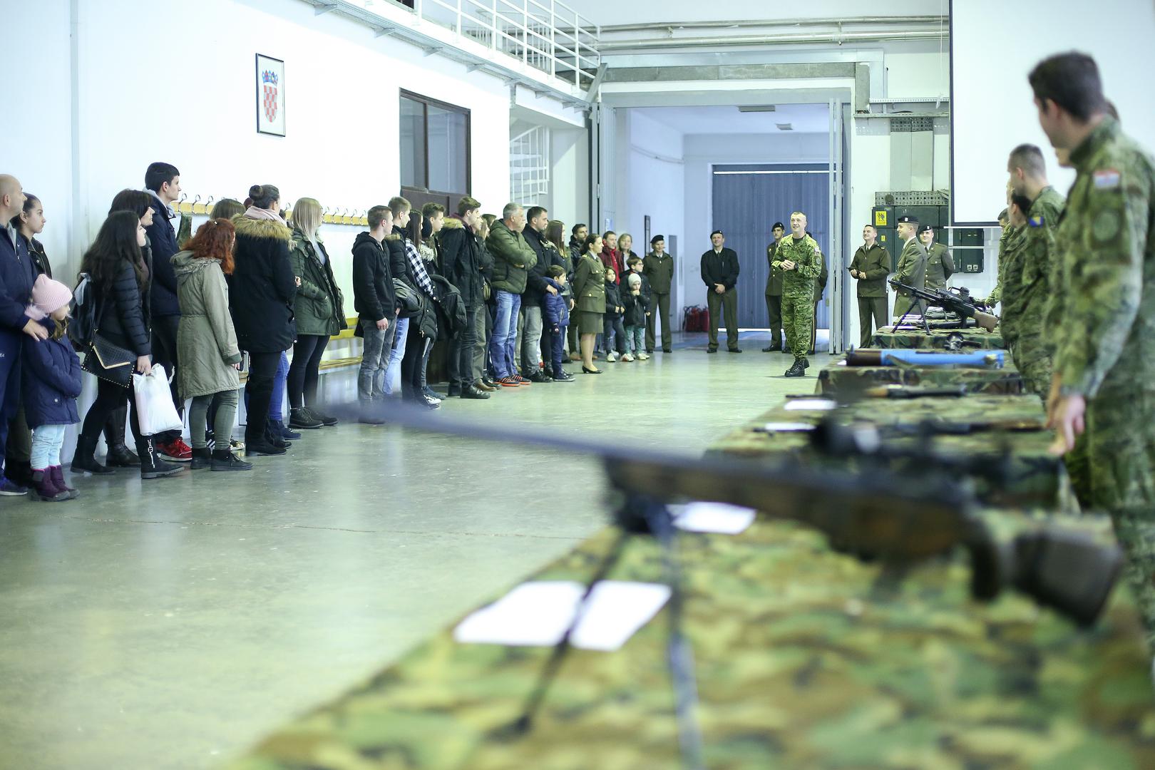 Posjetitelji su se na Danu otvorenih vrata HVU-a upoznali s uvjetima upisa, obvezama kadeta, vojnom obukom, kampovima kadeta...