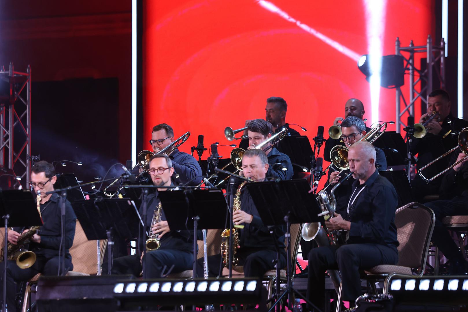 Festival napušta natjecateljsku formu i pokazuje novi smjer razvijajući se u cjeloviti glazbeno-scenski događaj kroz tri tematski oblikovanje večeri.