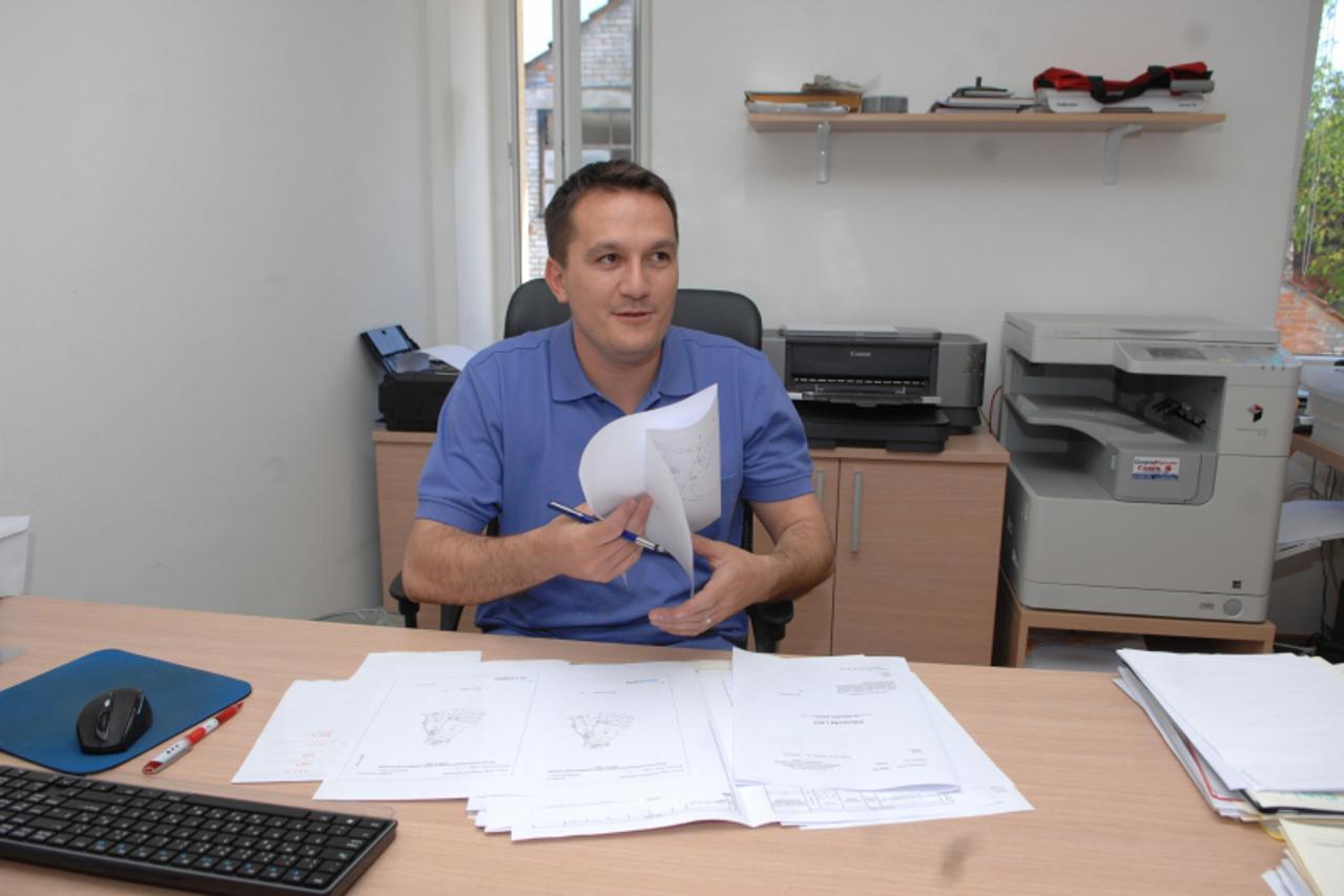 '27.04.2012. Zivtov trg, Zabok - Marjan Golub, vlasnik firme GEOTOPO koja se bavi geodetskim uslugama. Anketa o reakcijama poduzetnika na odluke Vlade da u firmama nema isplate placa ako ne plate dopr