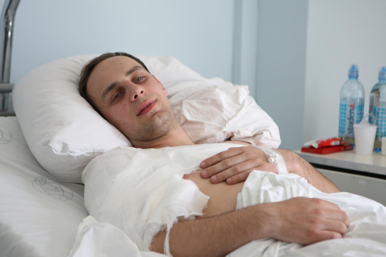 'Split.Hrvatska.17.03.2010. Vatrogasac Nino Perasic tijekom obavlnja posla na gasenju pozara koji se zbio u utorak poslijepodne u Brodosplitu,propavsi kroz pleksiglas ozljedio je kraljesnicu i desnu n