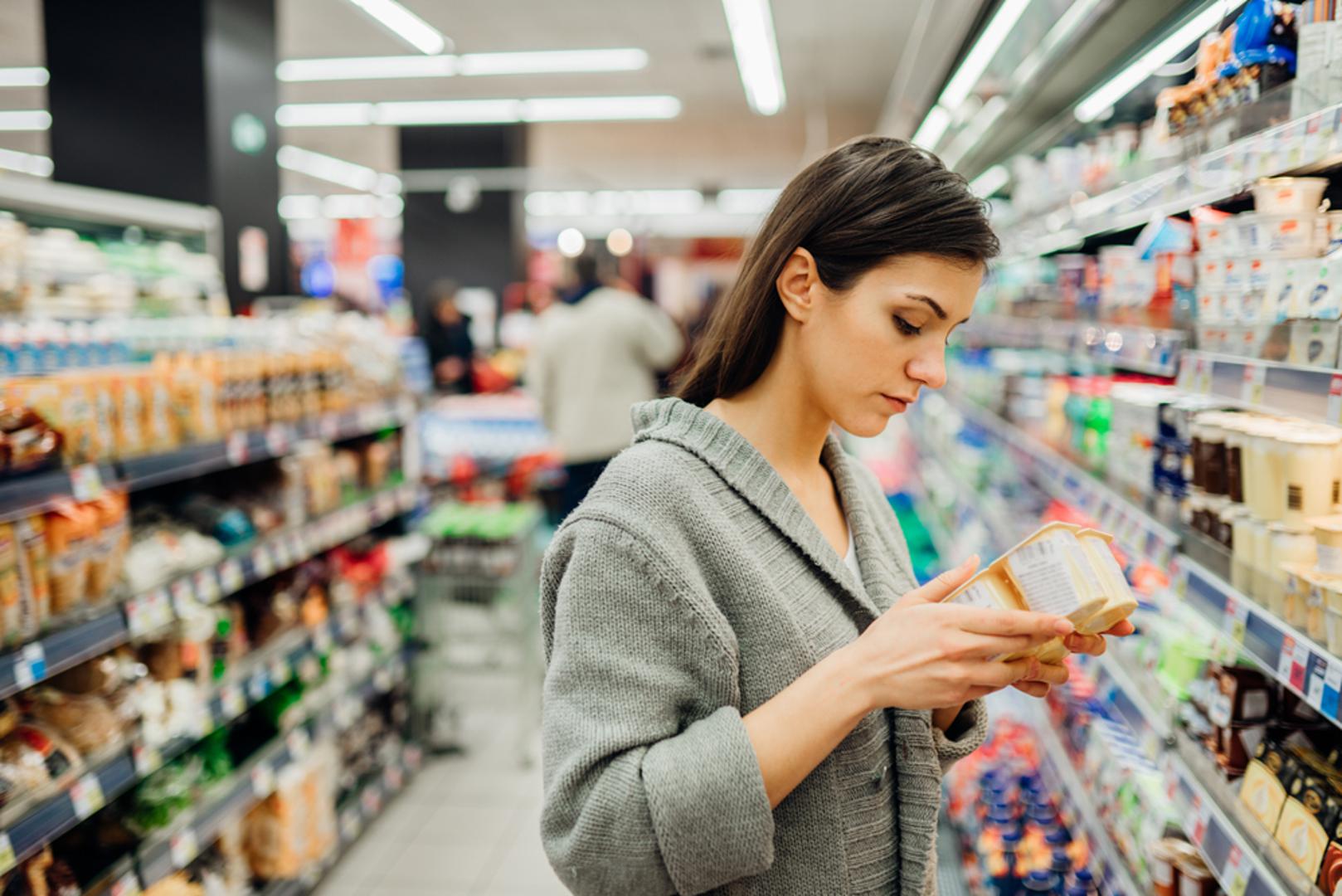 Čitajte deklaracije: Dva proizvoda koja na prvi pogled djeluju gotovo jednako mogu se znatno razlikovati po nutritivnom sastavu. Primjerice, proizvod označen kao nemastan može sadržavati više dodanog šećera, dok umaci, majoneze i preljevi mogu sadržavati neočekivano mnogo kalorija i masnoća. Uspoređivanje deklaracija zato može pomoći da lakše prepoznate što zapravo stavljate u košaricu.