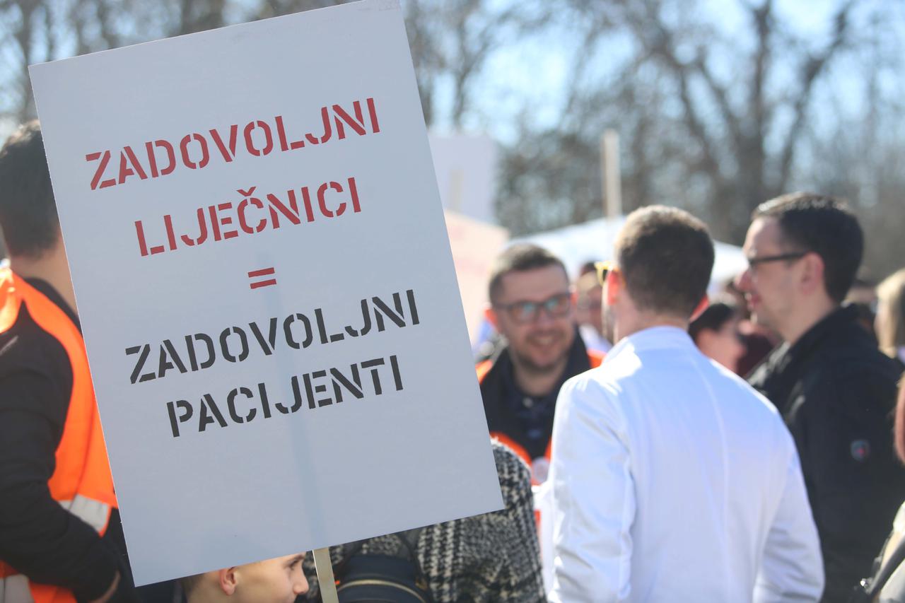 Zagreb: Prosvjed liječnika nezadovoljnih stanjem u hrvatskom zdravstvu pod sloganom 'S.O.S. za zdravstvo'