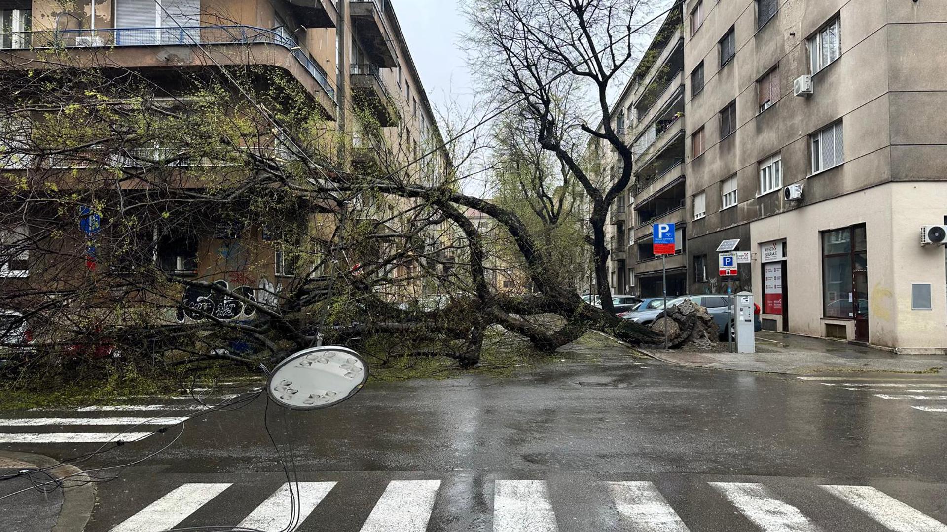 Vatrogasci su noćas imali preko 300 intervencija
