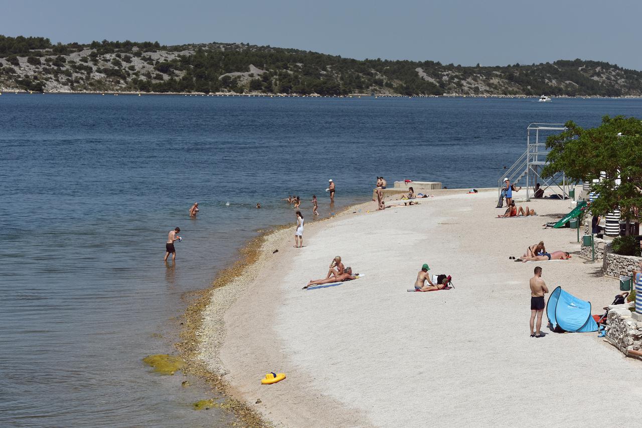 Šibenik: Unatoč vrućini gradska plaža Banj je poluprazna