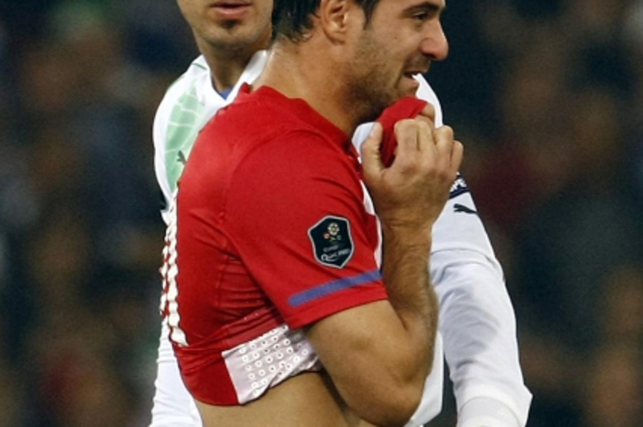 \'Serbia\'s captain Dejan Stankovic (R) cries as Italy\'s goalkeeper Emiliano Viviano watches after the suspension of their Euro 2012 qualifying soccer match at the Luigi Ferraris stadium in Genoa Oct