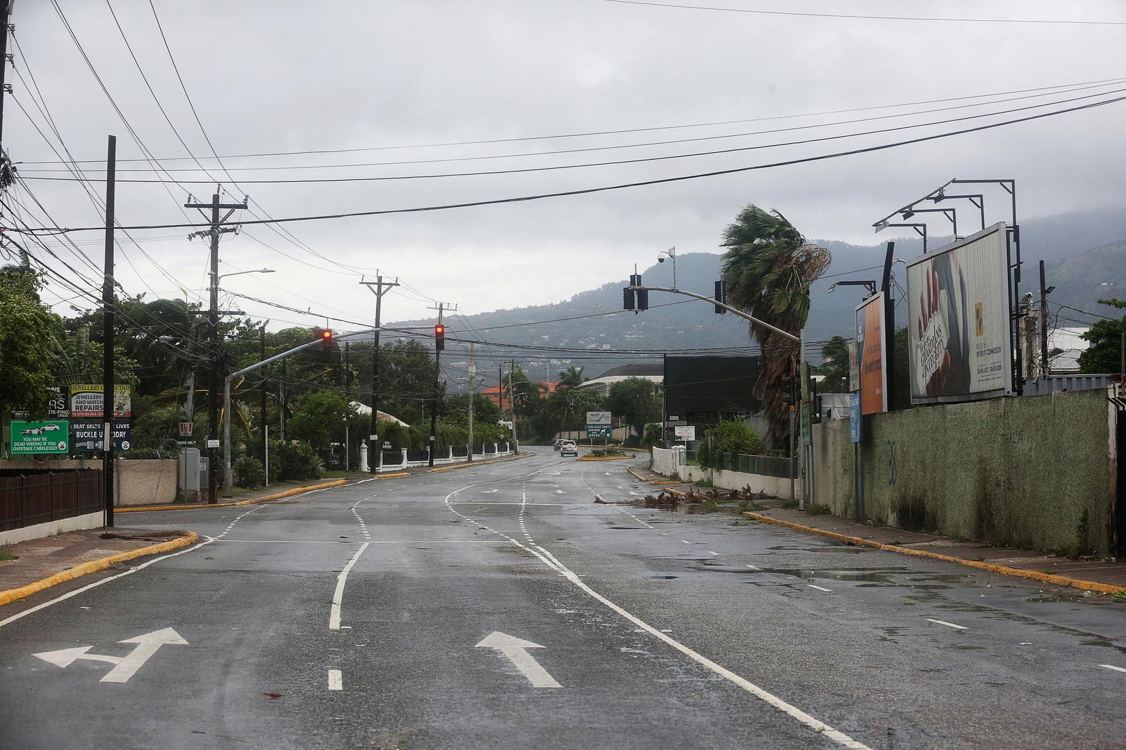 U Saint Catherineu, u središnjoj Jamajci, rijeka Rio Cobre izlila se iz korita, a snažni vjetrovi rušili su ograde i krovove. Saint Elizabeth, župa na jugozapadu otoka sa 150.000 stanovnika i jamajčanska "žitnica", bila je potopljena, prema riječima lokalnog dužnosnika Desmonda McKenzieja na konferenciji za novinare. "Šteta u Saint Elizabethu je znatna, cijela Jamajka pretrpjela je razorne posljedice Melisse", dodao je, dodajući da je oštećeno nekoliko bolnica.