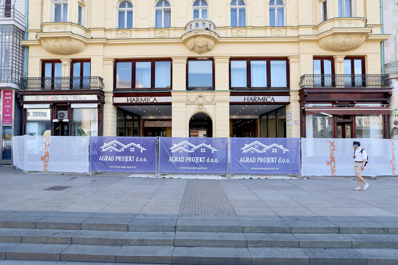 Zagreb: Počela obnova zgrade na Trgu bana Jelačića 6, zatvoren prolaz Harmica