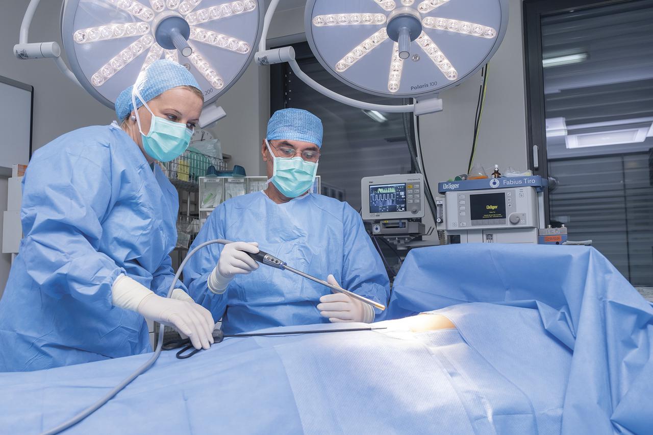 prim. dr. sc. Davorin Velnić, spec. abdominalne kirurgije, tijekom laparoskopske operacije žuči