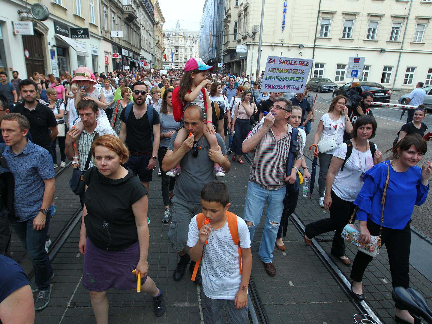 Prosvjedna akcija Čekajući tramvaj zvan obrazovna reforma na Trgu bana Jelačića