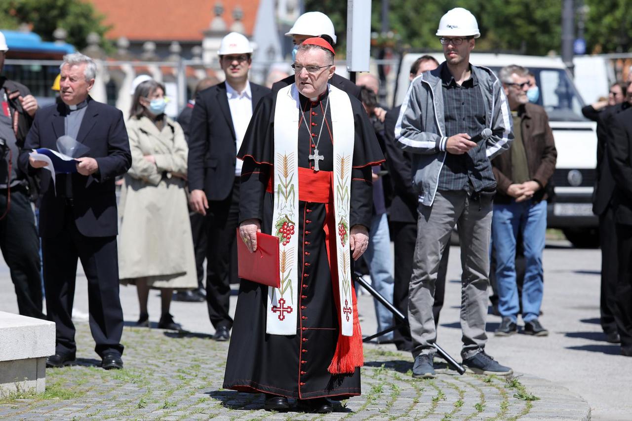 Zagreb: Kardinal Bozanić blagoslovio zamjenske križeve koji će biti postavljeni na tornjeve katedrale