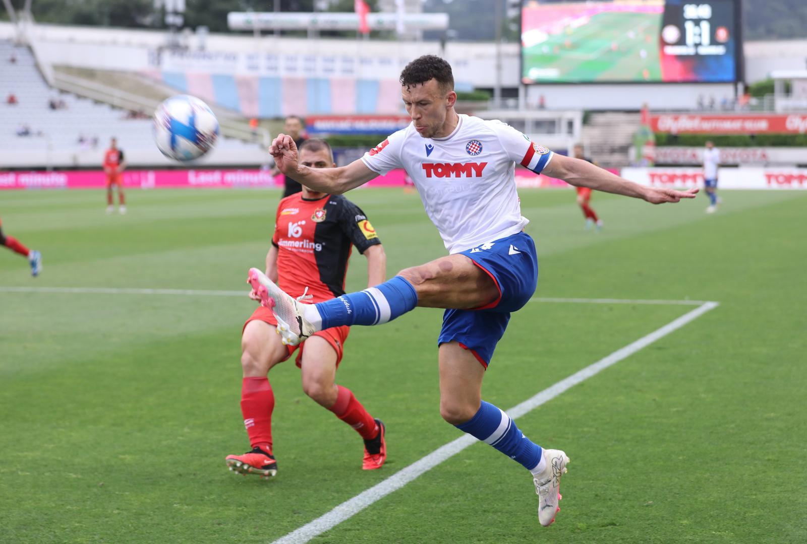 O njegovu ekspresnom odlasku iz Hajduka ne prestaje se pisati na društvenim mrežama, a korisnici X-a i Facebooka odlučili su se s cijelom situacijom i našaliti. U našoj galeriji pogledajte najbolje memeove o toj temi.