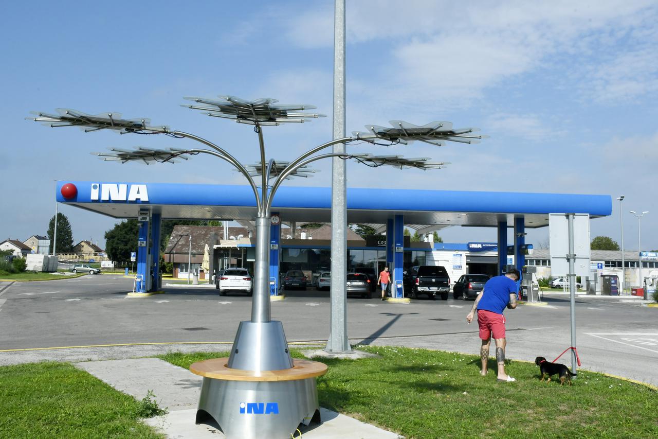 Sisak: Solarno drvo na benzinskoj postaji INA
