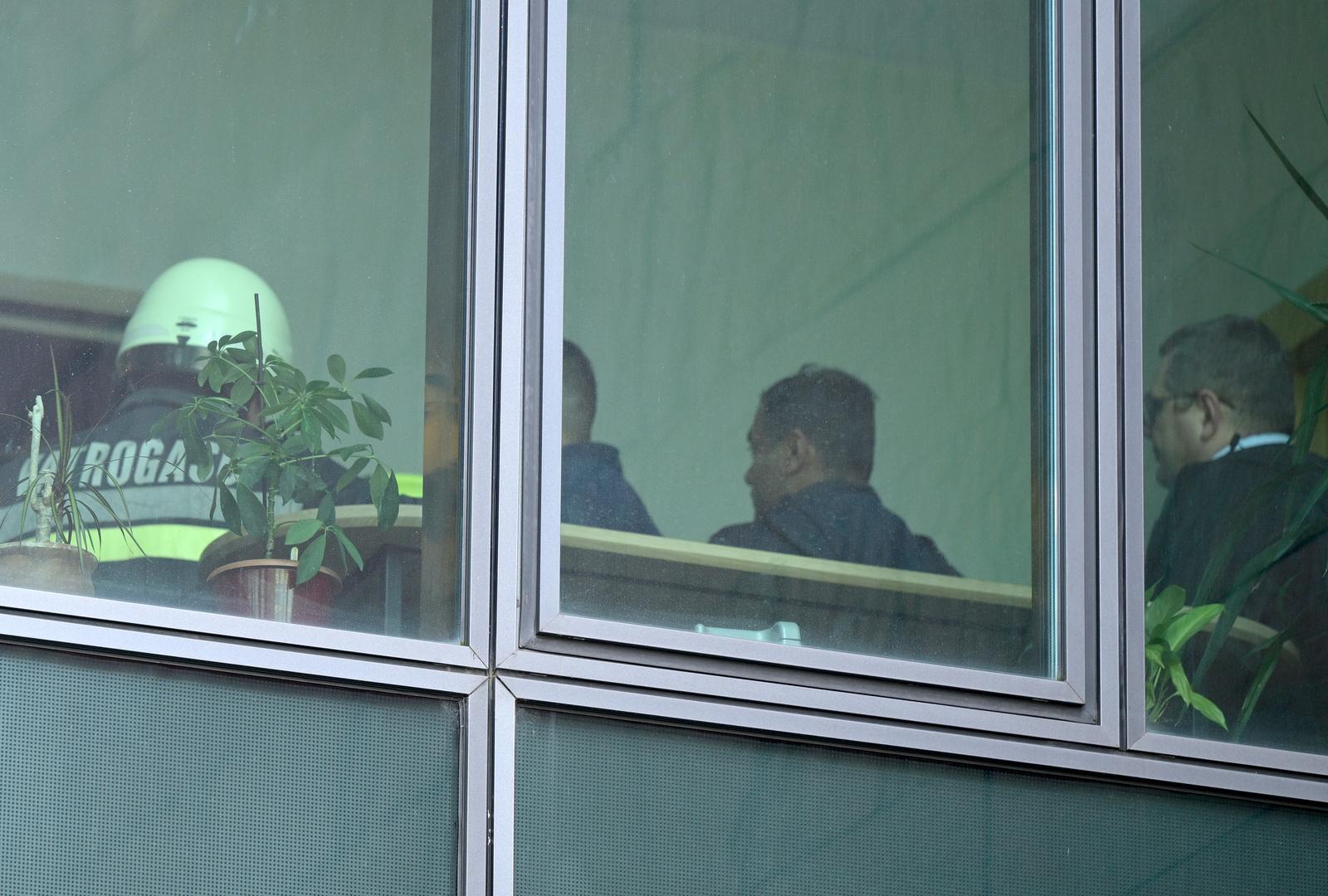 02.04.2025., Zagreb - Vatrogasna interevencija na Radnickoj cesti gdje je na vrhu zgrade poceo goriti dimnjak restorana Mano 2. Ljudi iz zgrade su evakuirani te nema ozlijedjenih. Photo: Neva Zganec/PIXSELL