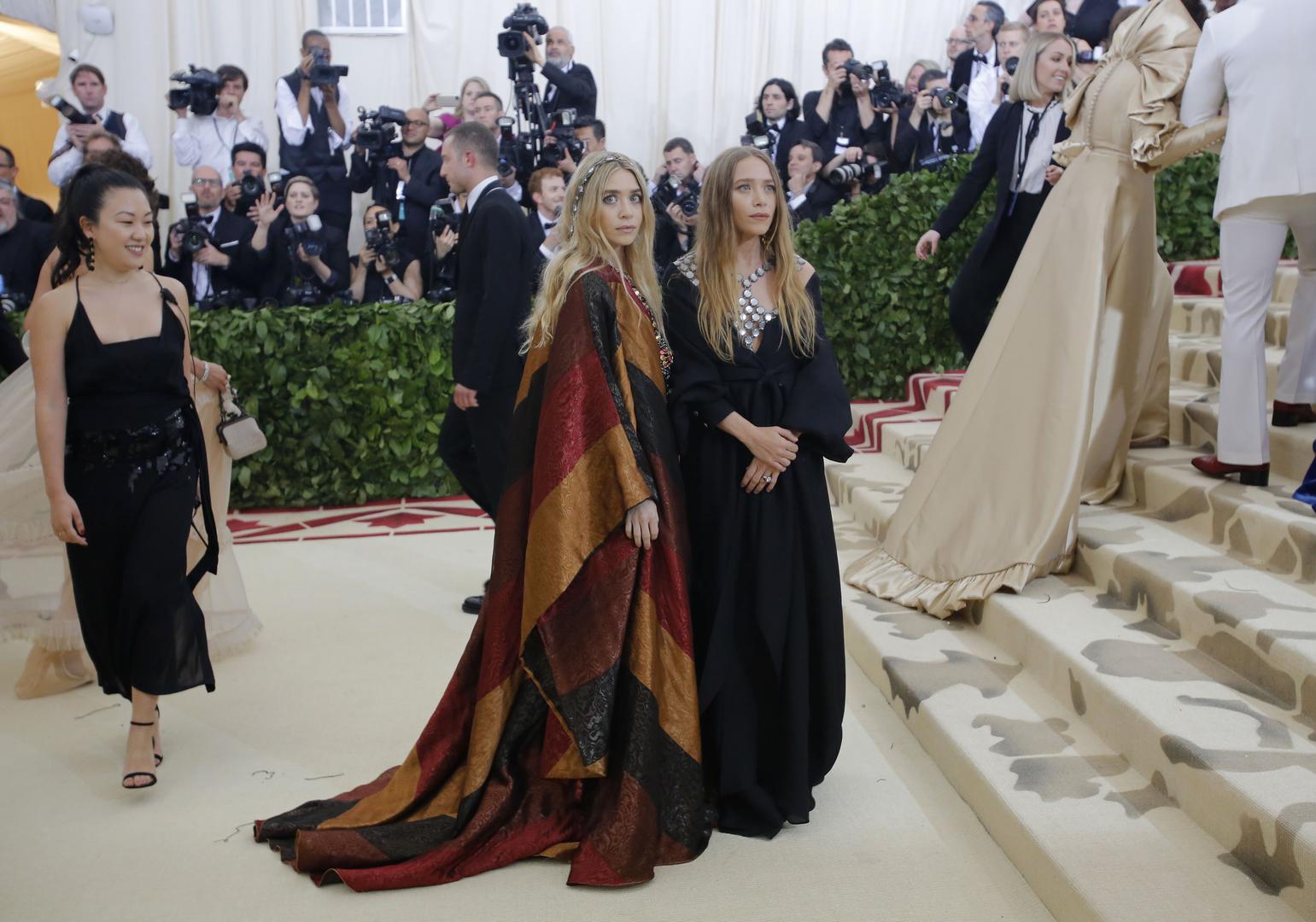 Mary Kate i Ashley dobivaju pohvale modnih kritičara u kojima se šetaju crvenim tepihom, ali obožavatelji nisu baš oduševljeni.