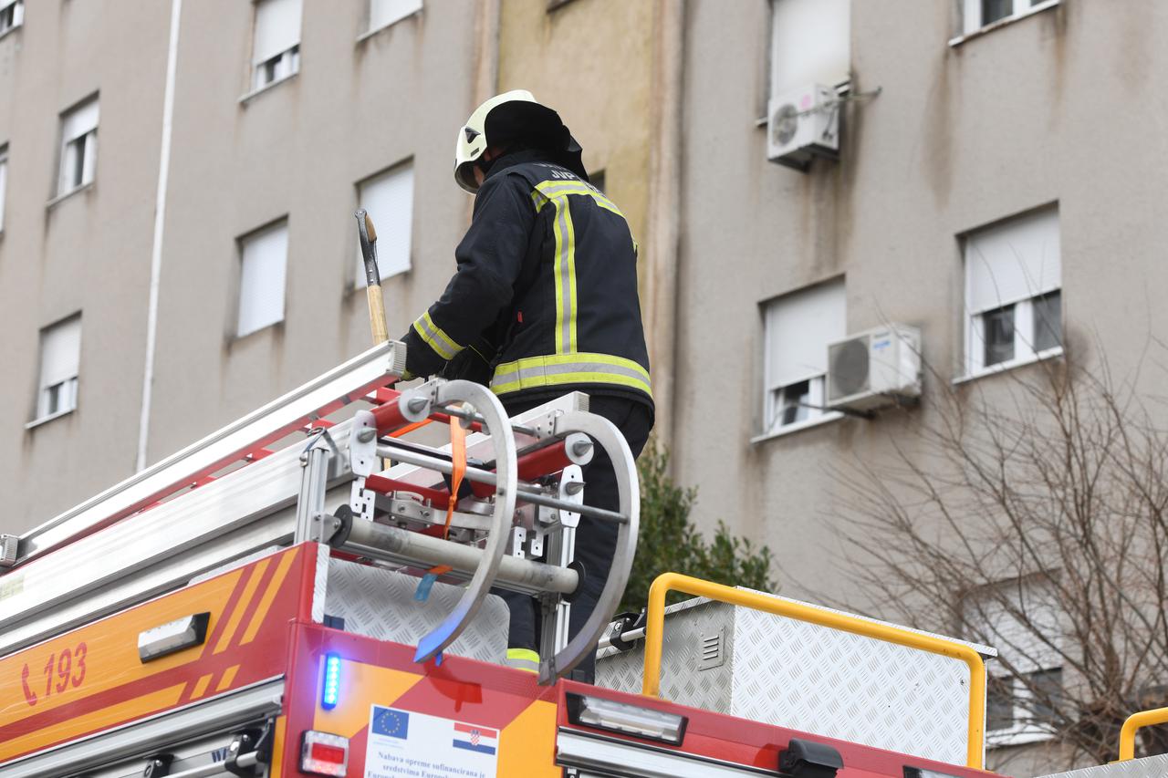 Šibenik: Požar na balkonu stambene zgrade 