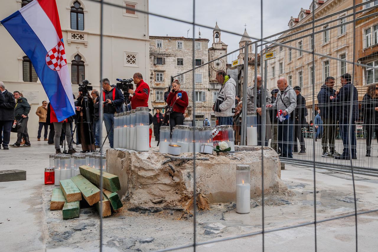 Split: Prosvjed  na splitskoj Pjaci povodom uklanjanja spomenika autora Kuzme Kovačića
