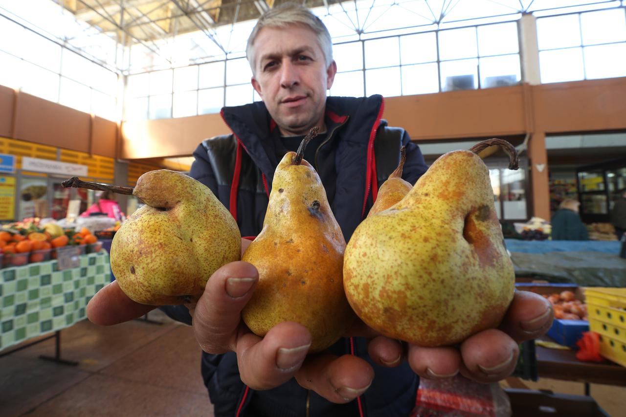 15.02.2017., Zagreb - Na Utrinskoj trznici gradjani pokrenuli novi nutricionisticki trend - kupuje se ruzno, kvrgavo, polutrulo povrce i voce jer se smatra da ono nije tretirano nikakvim kemikalijama i sredstvima za konzerviranje. Photo: Robert Anic/PIXSE