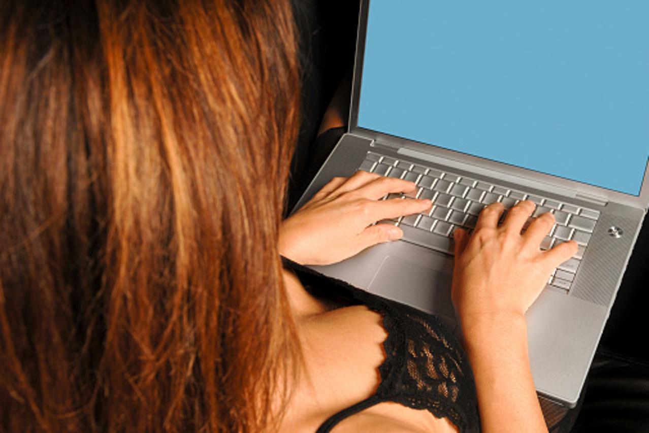 društvene mreže, golišava žena