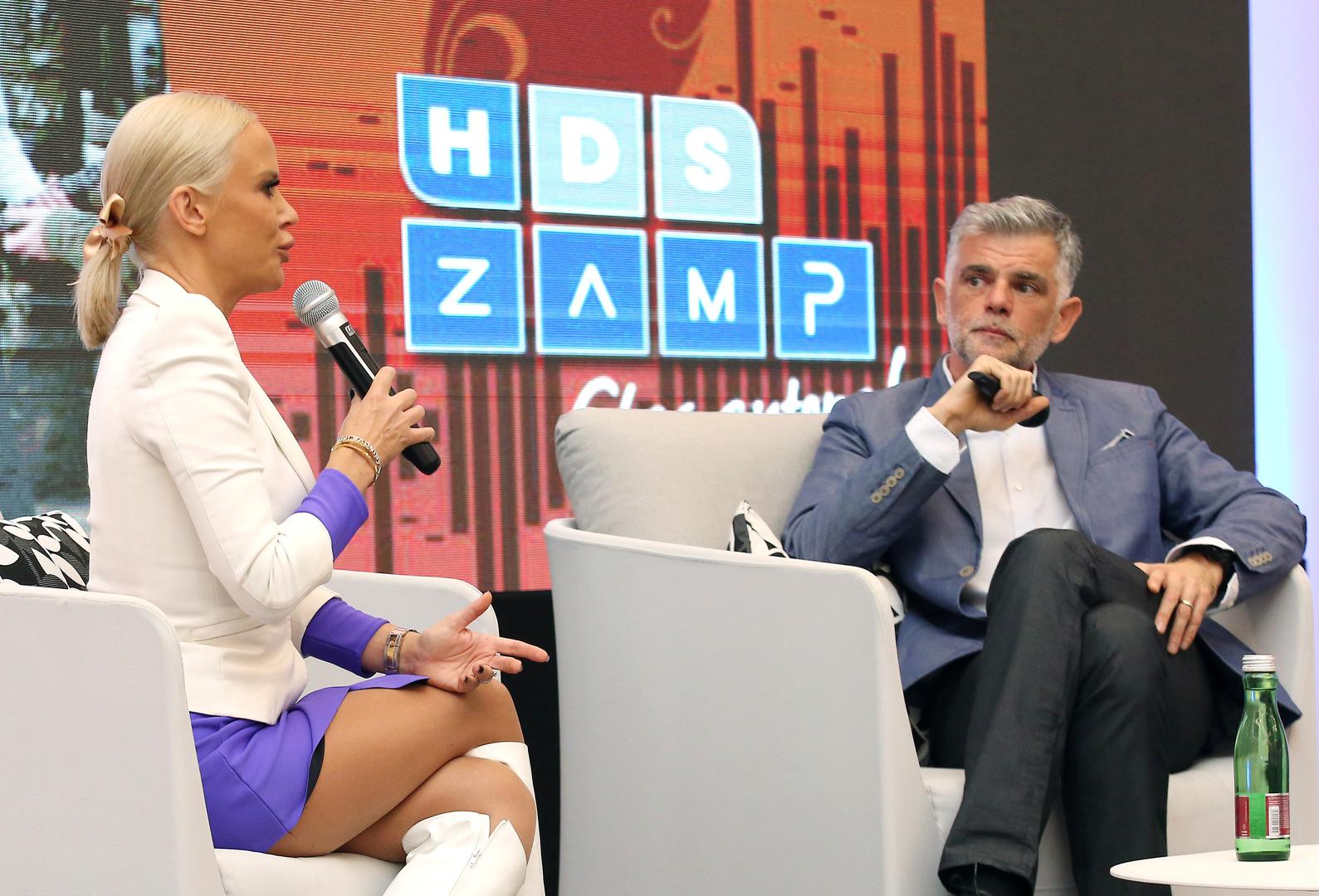 Na panel-diskusiji ZAMP32 u Šibeniku Maja je govorila o važnosti glazbe za uspjeh u ugostiteljstvu, ali pozornost je svima ukrala njezina prekratka haljina.