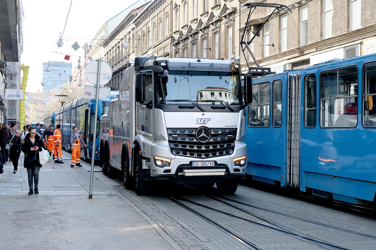 Zagreb: Kvar tramvaja broj 11 izazvao dulji zastoj u Jurišićevoj, tek je novo vučno vozilo ZET-a riješilo stvar