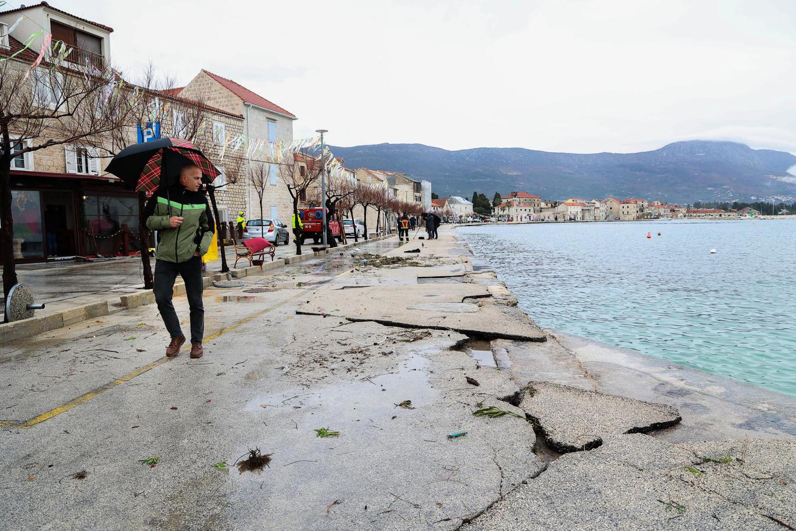 U srijedu navečer plima mora u Dalmaciji dosezala je čak 95 centimetara, što je uzrokovalo poplave u priobalnim i otočnim područjima te ostavilo vidljive posljedice.
