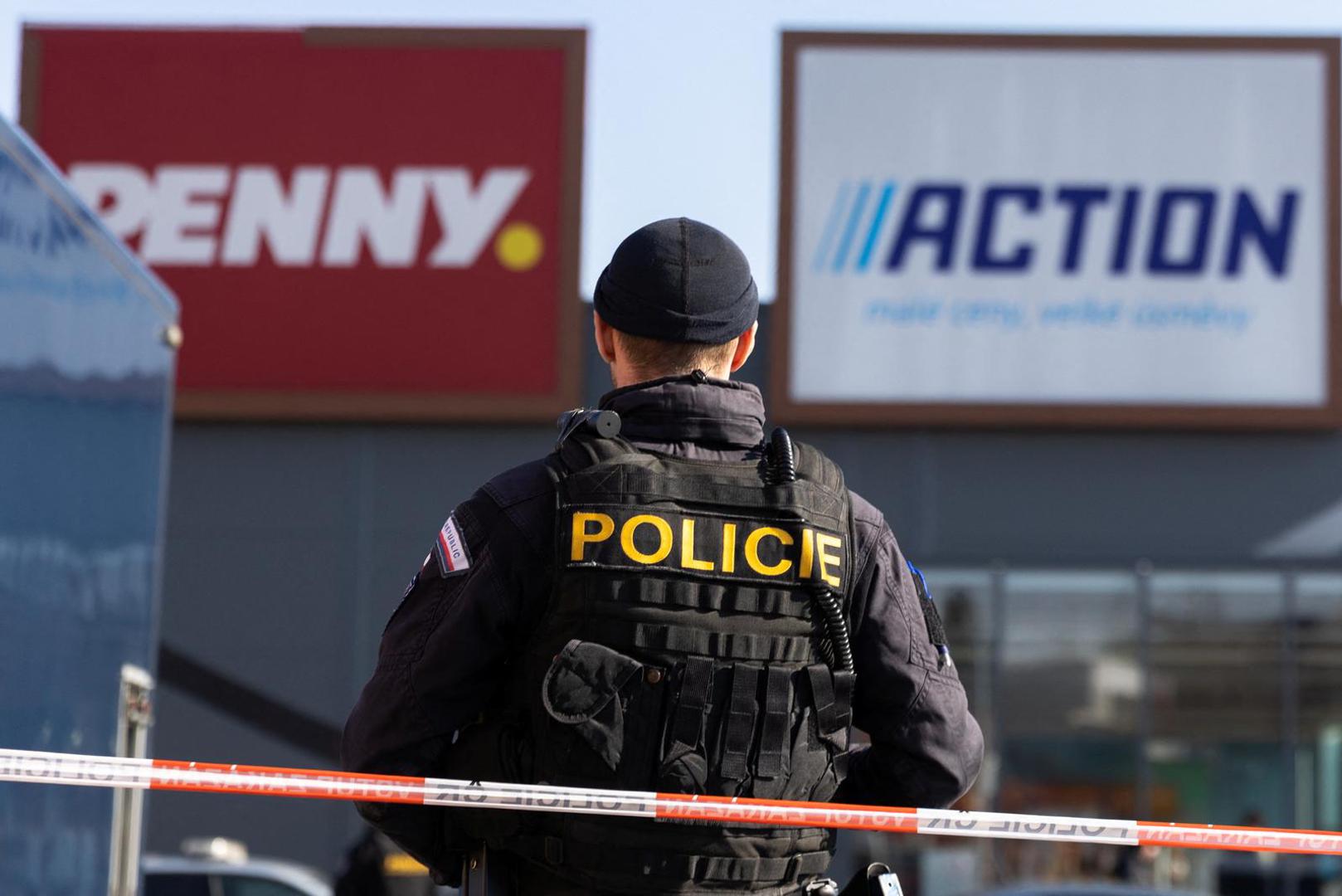 A police officer stands guard in a shopping area at the site where two women have died in a knife attack in Hradec Kralove, Czech Republic, February 20, 2025. REUTERS/Eva Korinkova     TPX IMAGES OF THE DAY Photo: EVA KORINKOVA/REUTERS