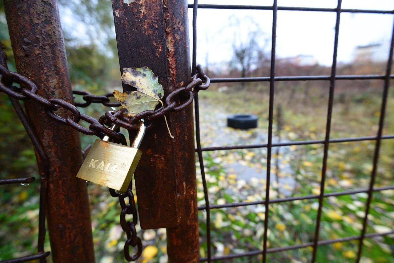 08.11.2016. , Zagreb -  Gradjani potpisivali peticiju protiv gradnje romskog naselja u Svetoj Klari. Photo: Marko Prpic/PIXSELL