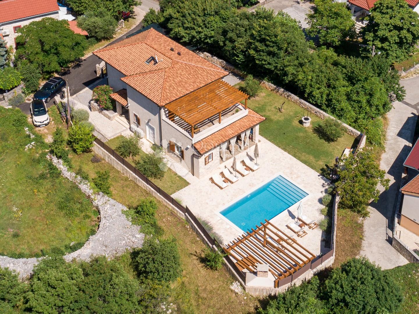 Arhitektonski je odlično osmišljena i prostire se na dvije etaže s ukupno šest spavaćih soba, svaka s vlastitom kupaonicom. Tu su i dodatni WC, te otvoreni dnevni boravak s kuhinjom, blagovaonicom i izlazom na terasu.