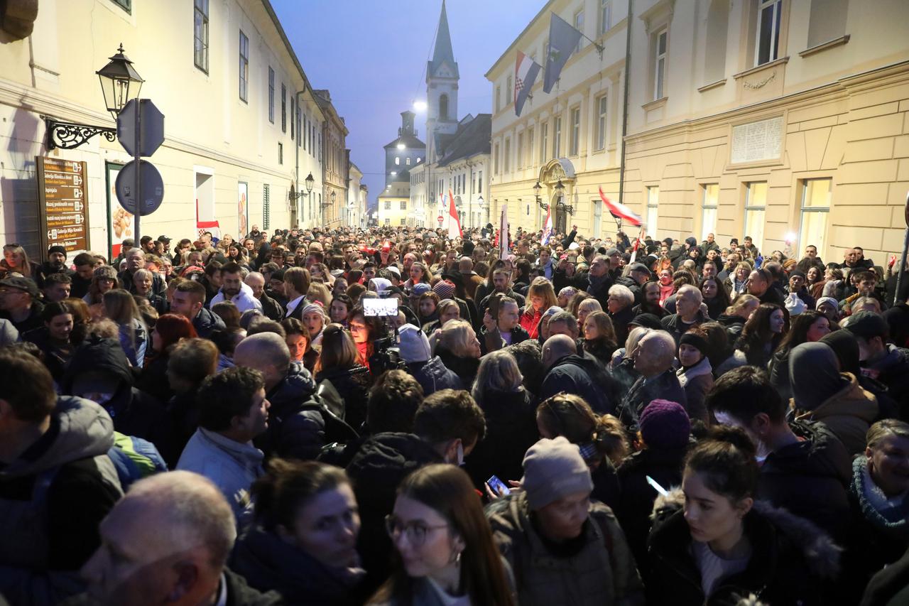 Zagreb: Na Markovom trgu započeo prosvjed za ukidanje CORONA potvrda 