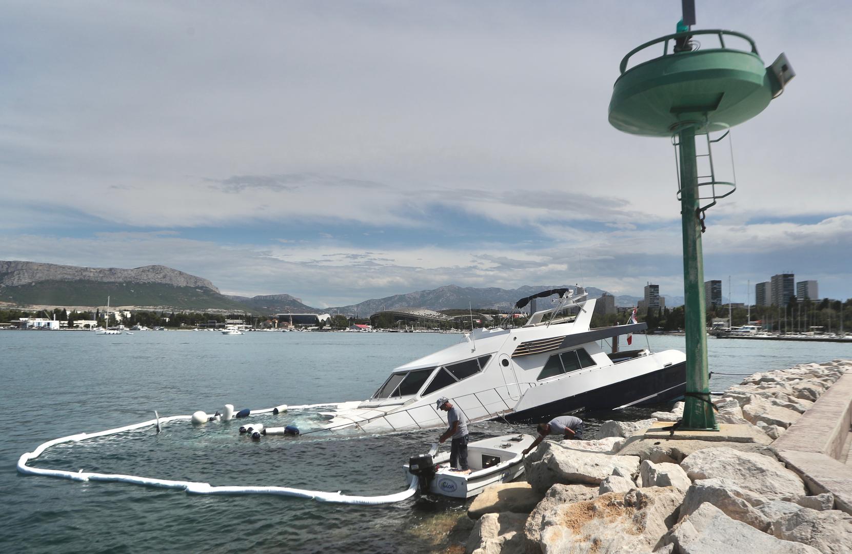 Tijekom noći Split je pogodilo jako jugo koje je ostavilo traga i na obali – u lučici u Spinutu jedna jahta završila je nasukana na lukobranu.