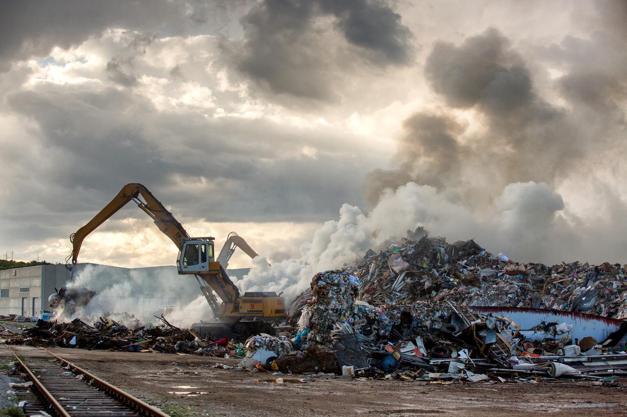 Vatrogasci gase požar u Rijeci, zapalilo se odlagalište otpada