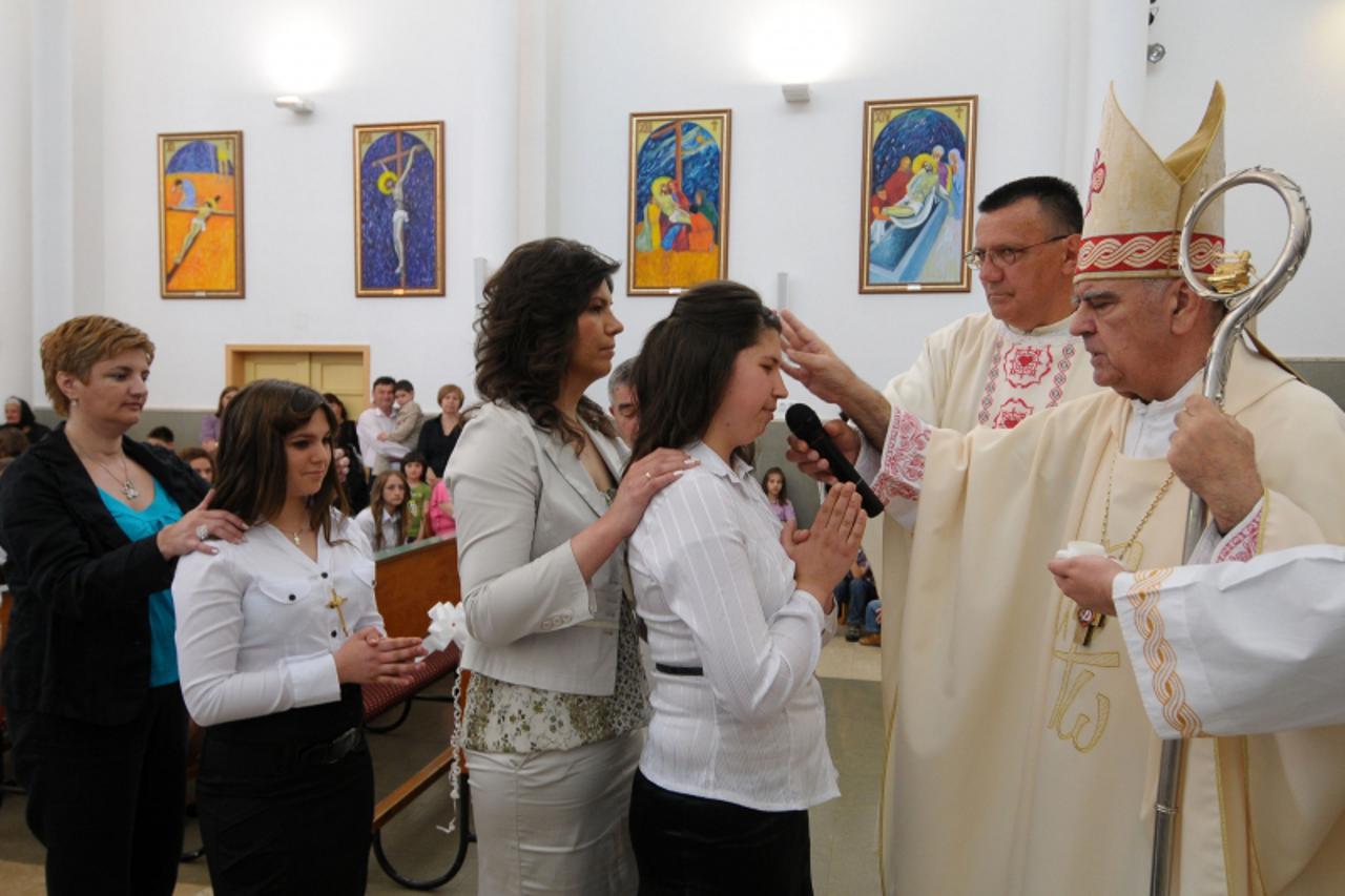 'bih...klobuk/ljubuski...25.04.2010...krizma, svecana pucka misa u klobuckoj crkvi svetog marka  koju je predvodio  biskup mons. dr. ratko peric, pod misom je podijeliio sakrament svete krizme za 45 m