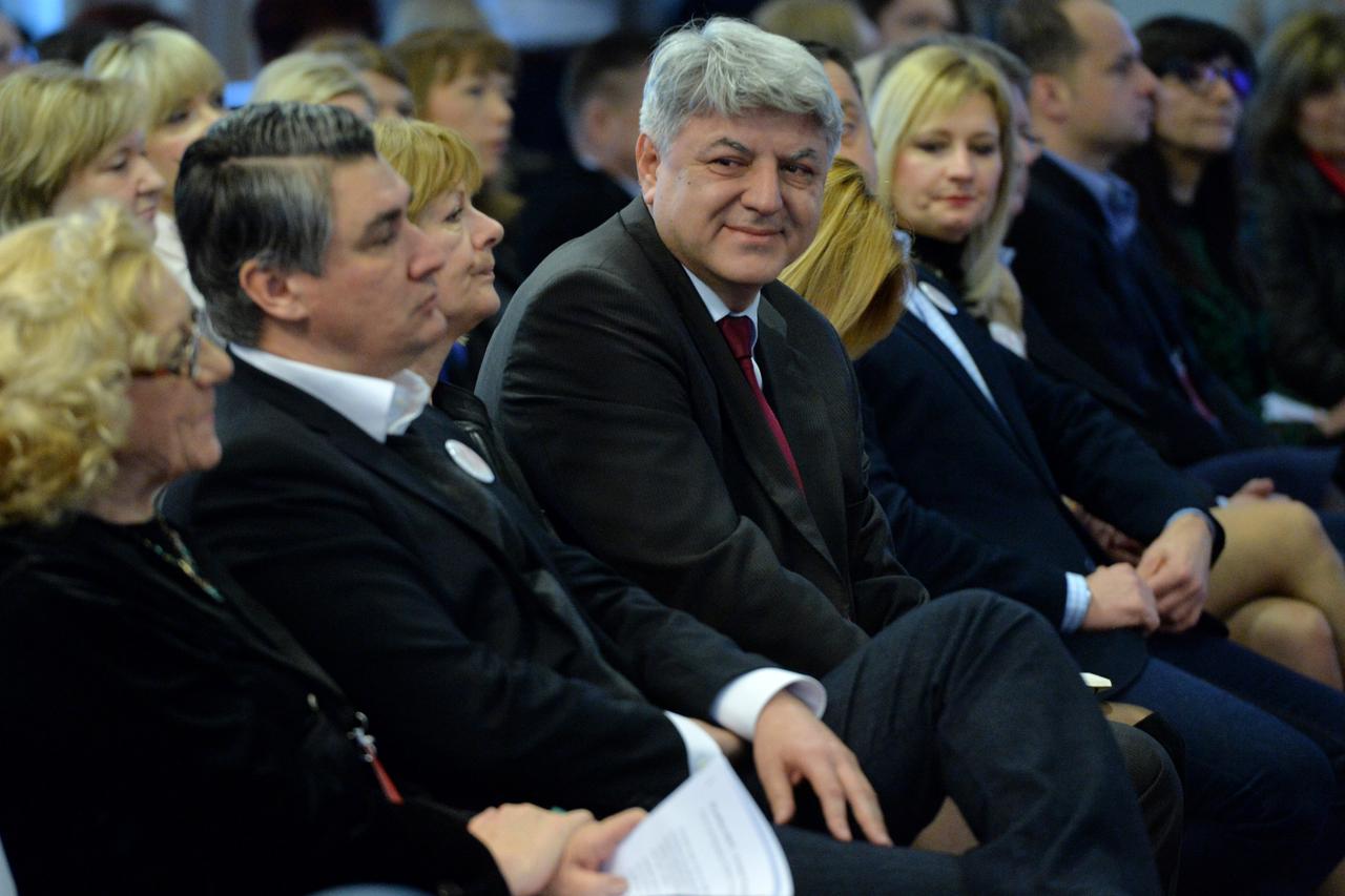 20.02.2016., Zagreb - Skupstina Foruma zena SDP-a u Hotelu Panorama.  Zlatko Komadina, Zoran Milanovic.  Photo: Marko Lukunic/PIXSELL