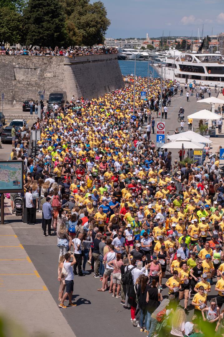 Osim trkača, u Zadar je stigla i brojna publika, koja je zauzela sve pozicije uz Muraj na Liburnskoj obali pa do Jazina, kuda su svi pretrčali. 