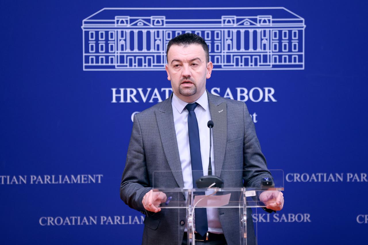 Zagreb: Marijan Pavliček o prodaji prehrambeno industrijskih kombinata na području Slavonije