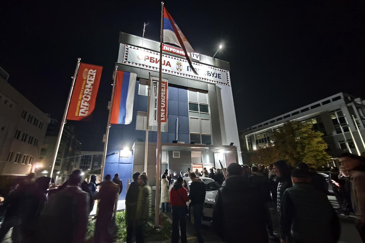Beograd: Građani prosvjedovali ispred TV Informera zbog načina izvještavanja