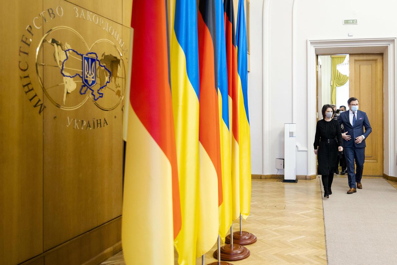 BMin Baerbock travels to Kiev