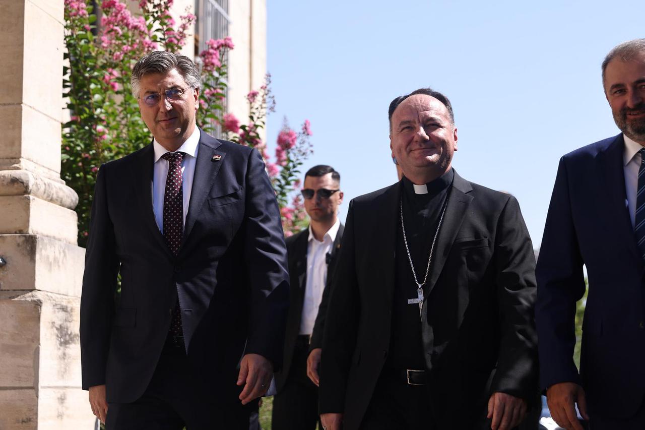 Plenković s ministrima posjetio Biskupijski ordinarijat u Mostaru