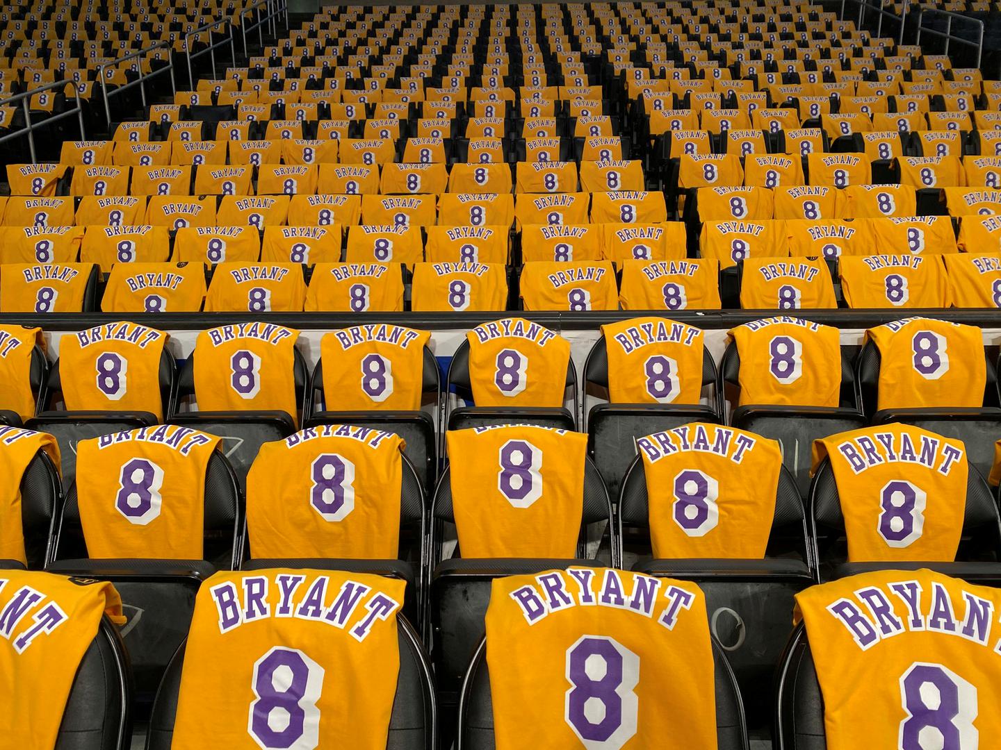 Staples Centar ispunjen dresovima prerano i tragično preminulog Kobeja Bryanta, legende NBA-a i LA Lakersa.

