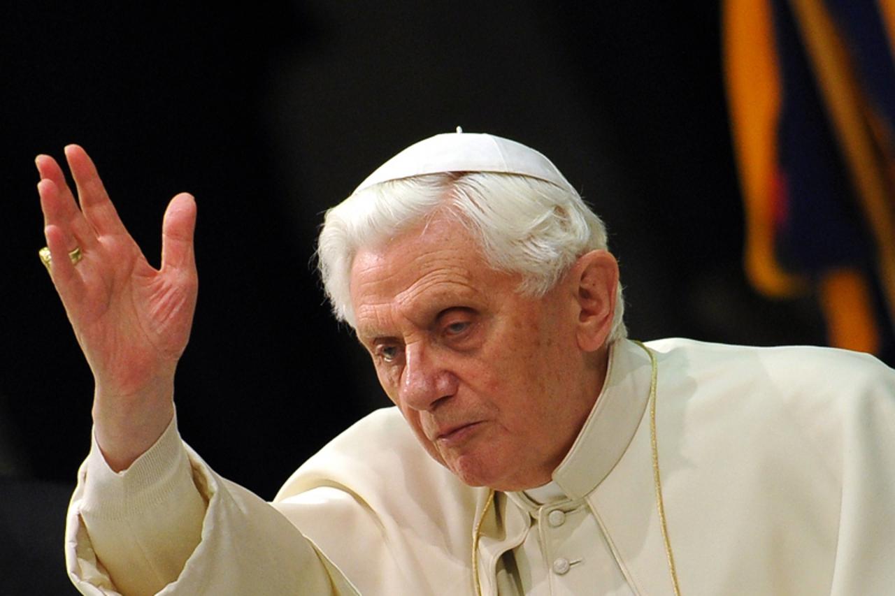 \'Pope Benedict XVI waves during his weekly general audience on January 12, 2010 at Paul VI hall at The Vatican.  AFP PHOTO / ALBERTO PIZZOLI \'