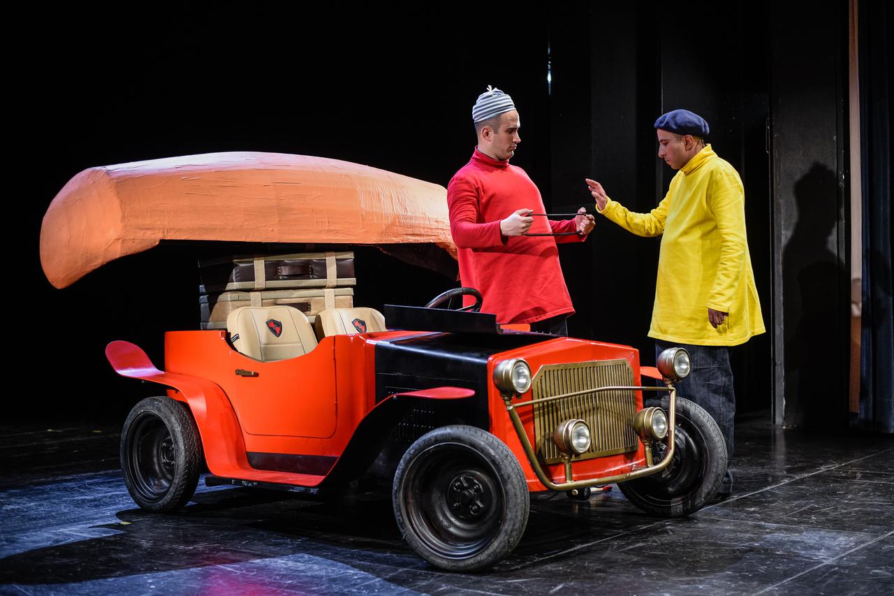 Marko Cindrić i Asim Ugljen u sceni iz predstave 