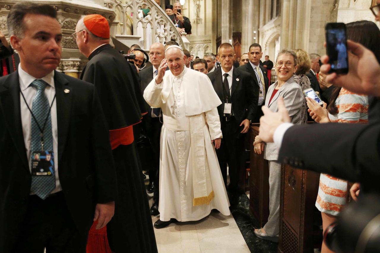 Pope Francis waves as he departs after presiding over evening prayers at St. Patrick's Cathedral in New York, September 24, 2015.    REUTERS/Mike Segar