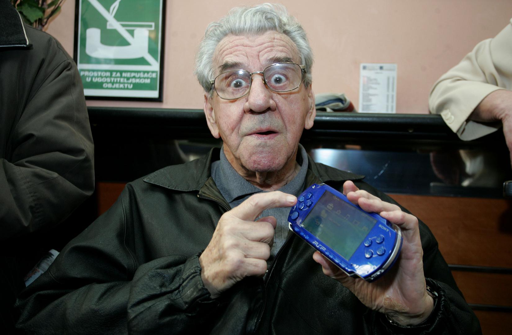 Iako je kazalište bilo njegova prva i najveća ljubav, široka publika zauvijek će ga pamtiti po ulogama na ekranu i, ponajviše, po glasu. Pojavio se u stotinjak TV emisija i četrdesetak filmova, od "Martina u oblacima" do serijala "U registraturi". 
