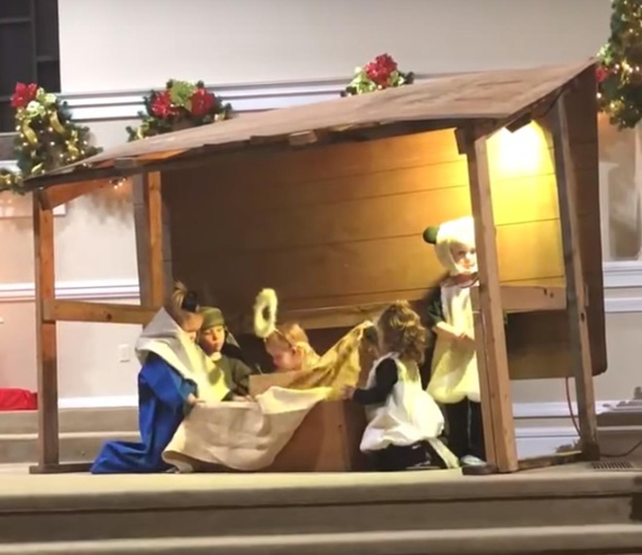 Jednoj je djevojčici, čini se, dosadio tempo predstave pa je odlučila malo se zabaviti. 