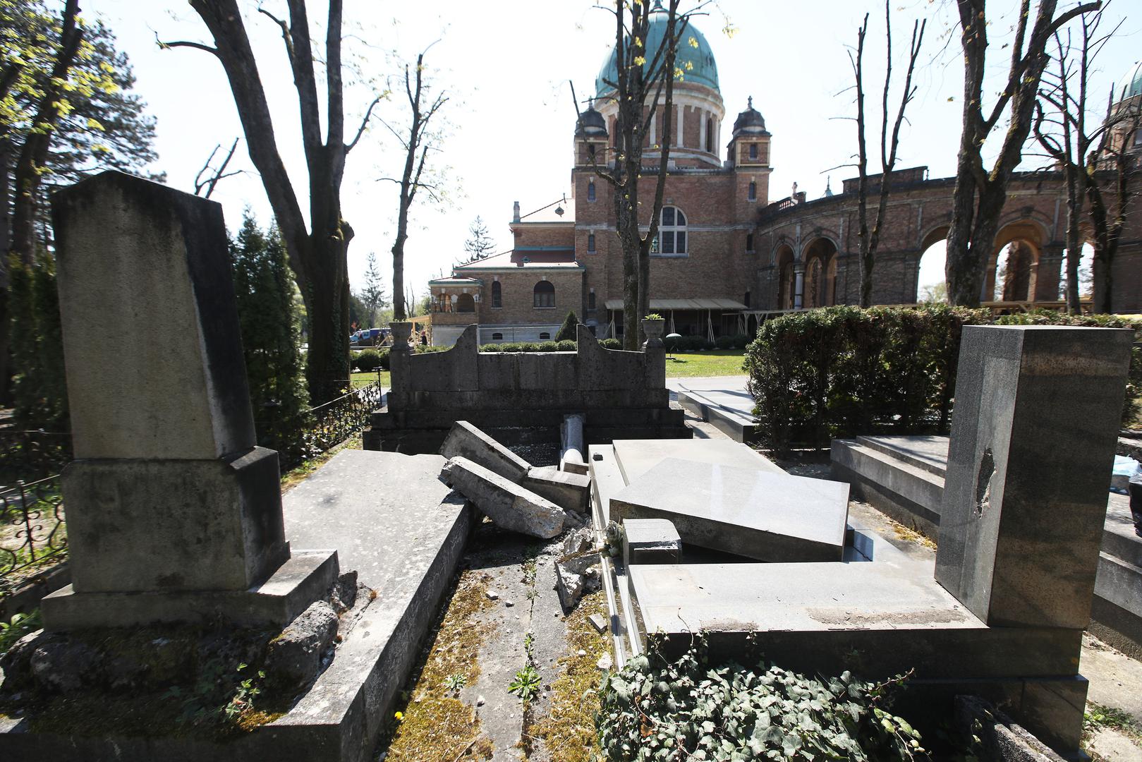 06.04.2020. Zagreb- Nakon potresa u Zagrebu u kojem je gradsko groblje Mirogoj pretrpjelo brojna ostecenja, djelatnici Gradskih groblja popisuju stetu i pokusavaju sanirati manja ostecenja. Potres je ostetio preko 6000 grobova, medju kojima su i spomenici nulte kategorije i mirogojske arkade.
Photo: Boris Scitar/Vecernji list/PIXSELL