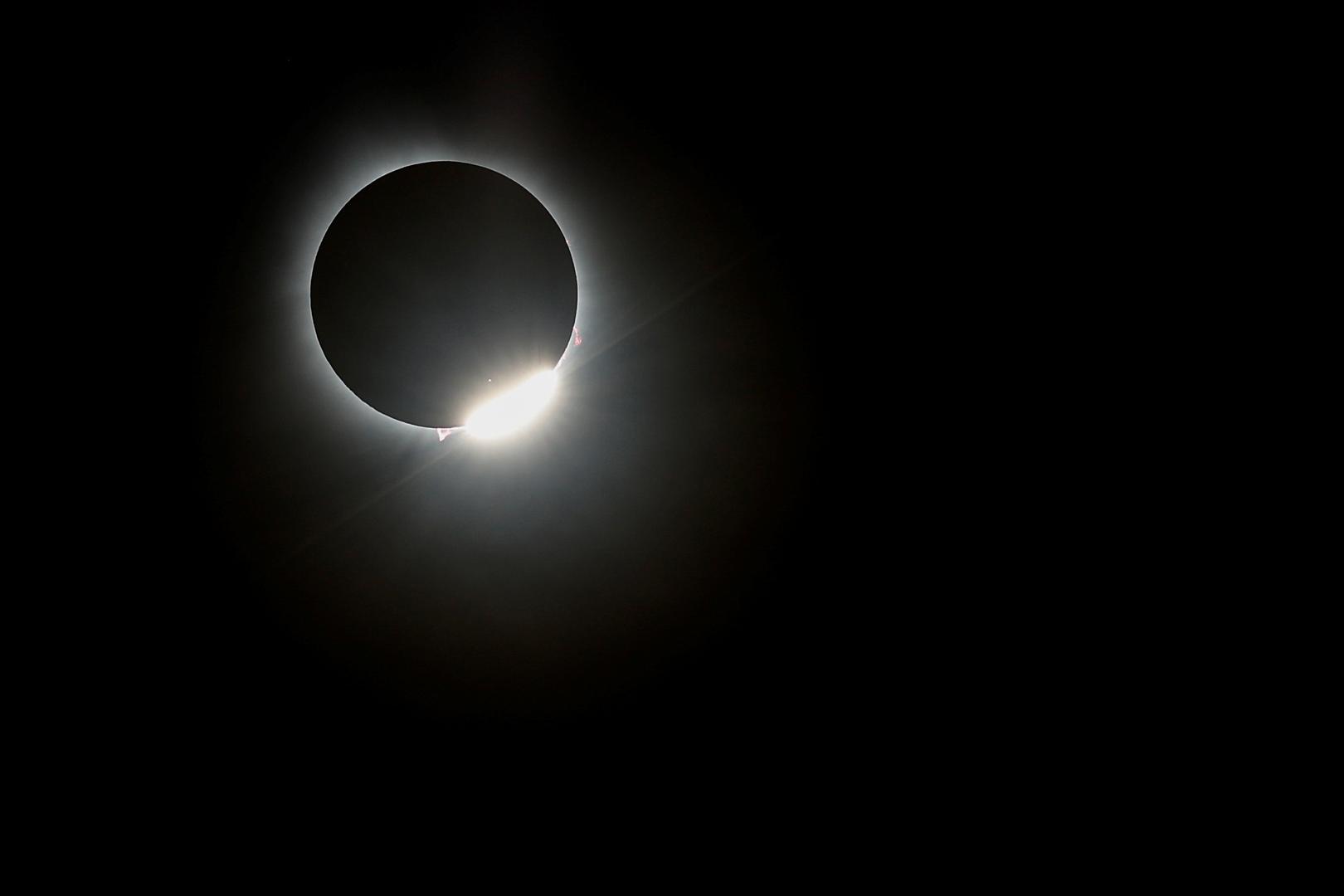 Kao krunski dokaz da je 2026. godina posebna u kozmičkom kalendaru, tumači ističu spektakularan astronomski događaj koji će se dogoditi u kolovozu te godine, a to je potpuna pomrčina Sunca koja će biti vidljiva iz dijelova Europe. Ovaj fenomen, koji znanost objašnjava preciznim nebeskim mehanikom, u svijetu proročanstava ima daleko mračnije značenje. Nostradamusovi stihovi o "vatri s neba" i "pomračenom Suncu" izravno se povezuju s ovim događajem, a tumače se dvojako: kao najava katastrofe biblijskih razmjera ili kao prilika za katarzu i novi početak. Sjena koja će prekriti Stari kontinent simbolički predstavlja vrhunac krize, trenutak u kojem se civilizacija mora suočiti sa svojim demonima prije nego što svjetlost ponovno obasja svijet.