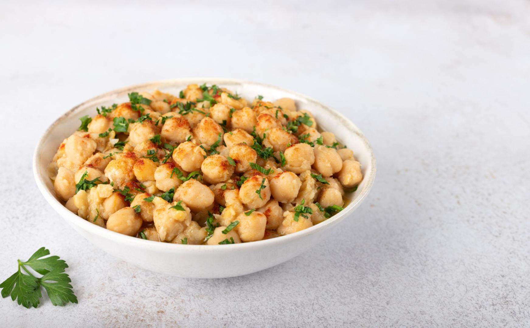 Slanutak, kuhan — 2,9 mg/100 g: Hummus s limunom i pečenom paprikom ili hrskavi pečeni slanutak pretvaraju ga u nutritivnu užinu i ukusan dodatak drugim jelima. Ako kuhate suhi slanutak, dodajte malo sode bikarbone u vodu za mekšu teksturu i kraće vrijeme kuhanja. Fermentirani namazi (npr. hummus s jogurtom od soje) mogu dodatno poboljšati probavljivost i okus.